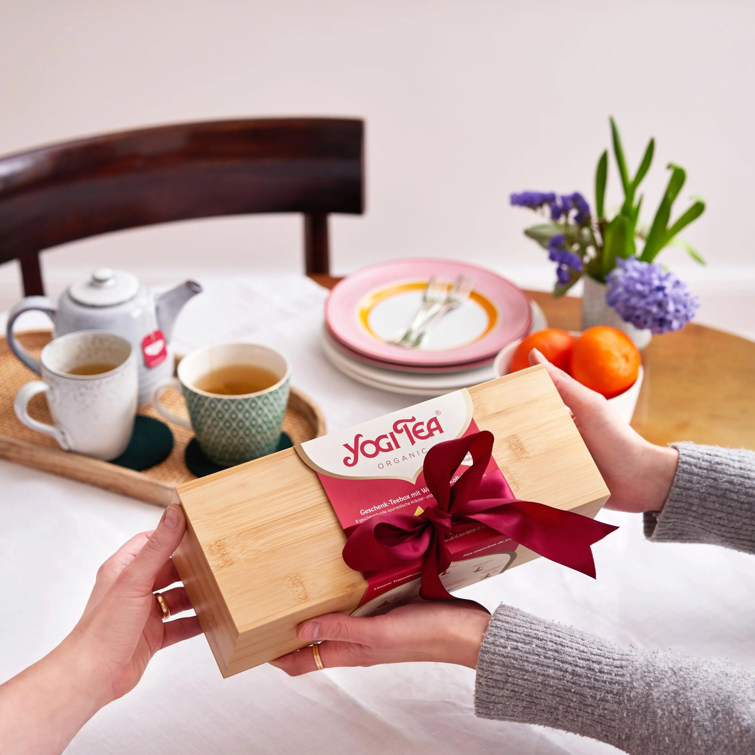 YOGI TEA - Boîte à thé en Bambou et Infusions bien-être, Coffret Cadeau Thés avec 8 sortes de thé sélectionnées, au total 48 Sachets de Thé (8x6), idéal pour la conservation