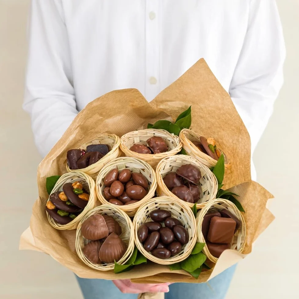 CHOCOLATS LOUIS - Chocolat a Offrir Français et Artisanal - Bouquet 285 g - Panier Gourmand - Coffret Cadeau Anniversaire Mamie Fete des grands meres Paques