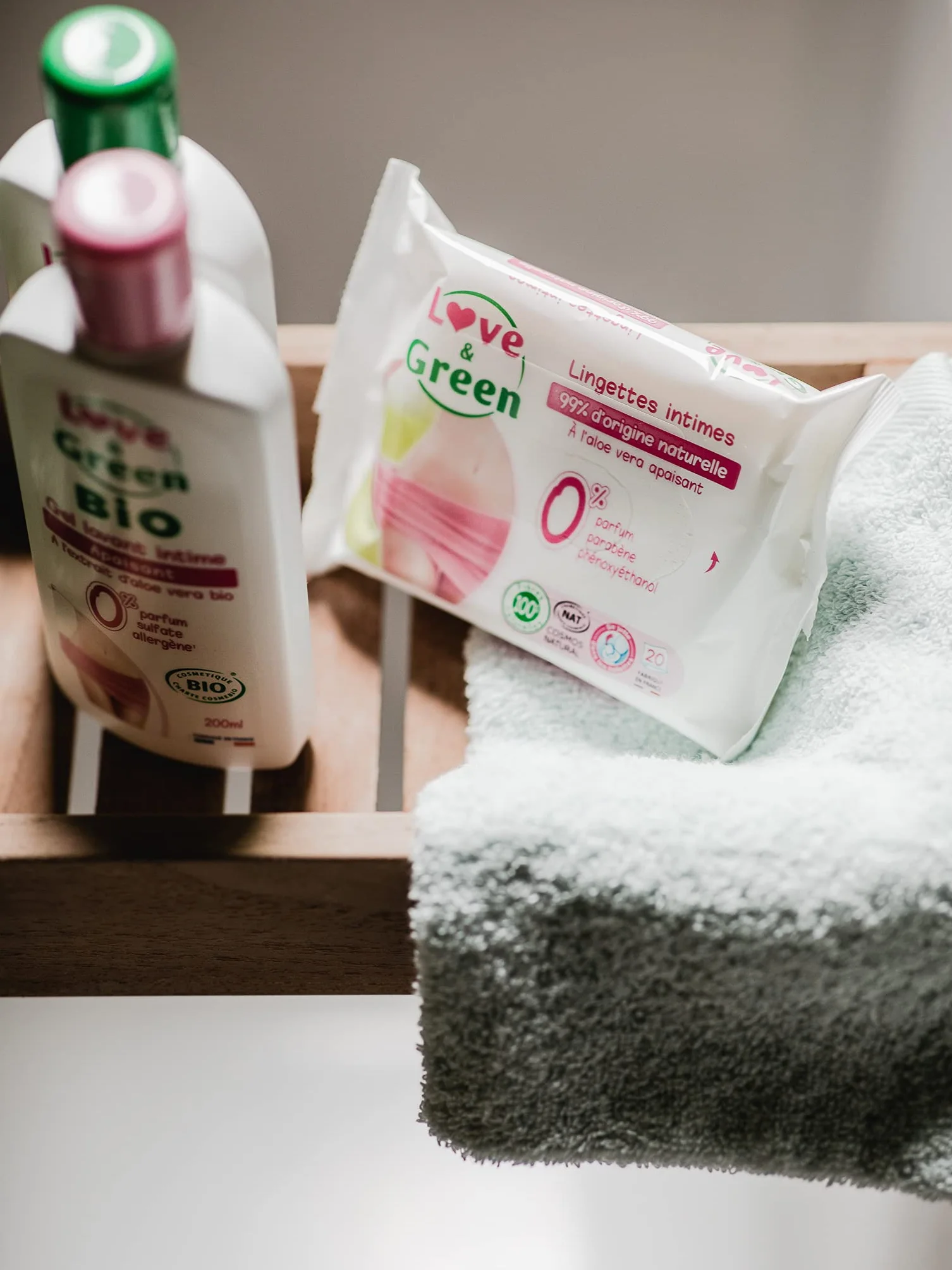 Love & Green Lingettes Intimes APAISANTES écologiques 20 pièces - Certifié Cosmo Natural ECOCERT FSC