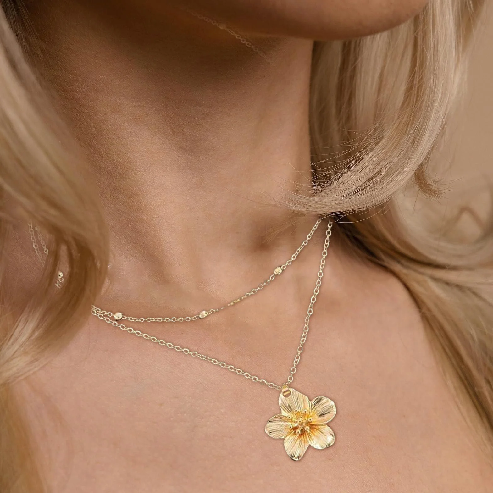 Colliers Femmes en Or, Collier Pendentif Fleur Métallique Dorée, Ensemble de Colliers Ras Chaîne Délicate en Or, Bijoux Tendance Empilés
