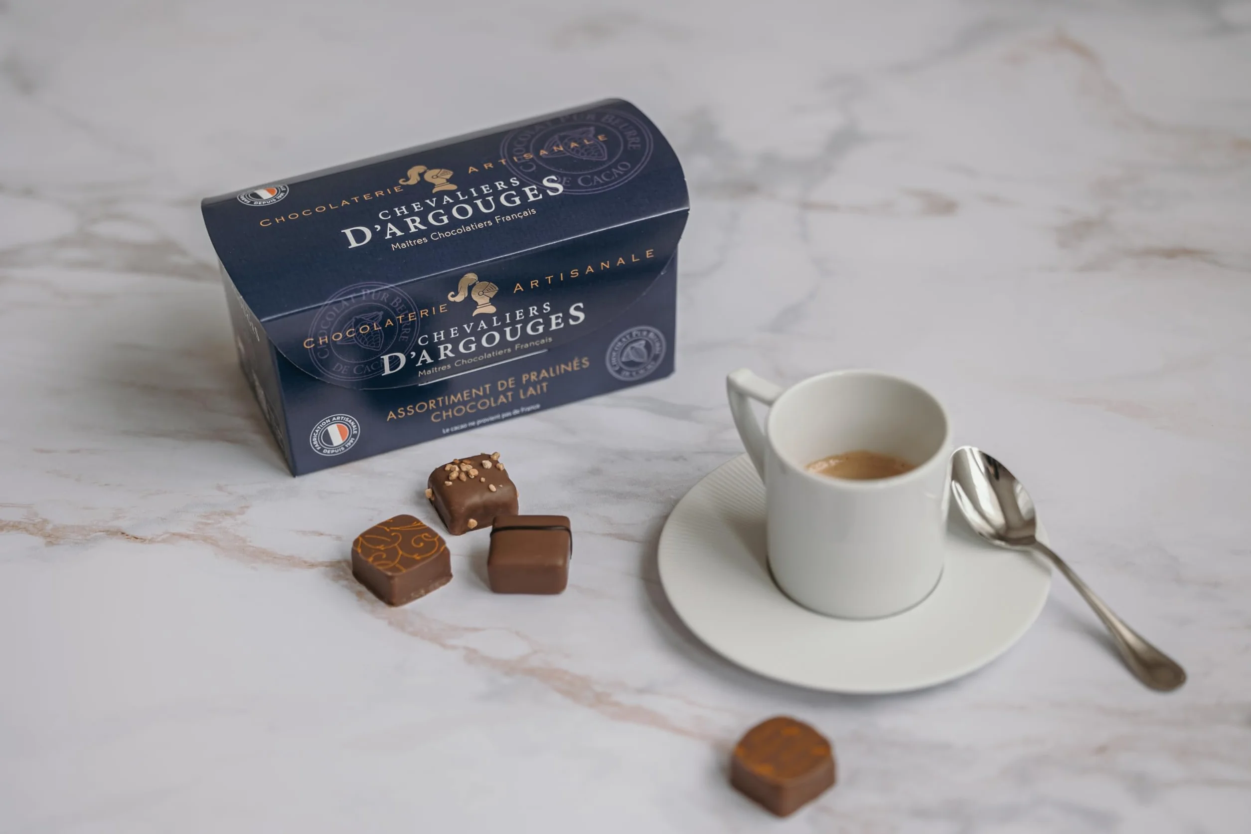 CHEVALIERS D'ARGOUGES Maîtres Chocolatiers Français - Assortiment de pralinés chocolat lait 33% - Ballotin Dégustation 185g