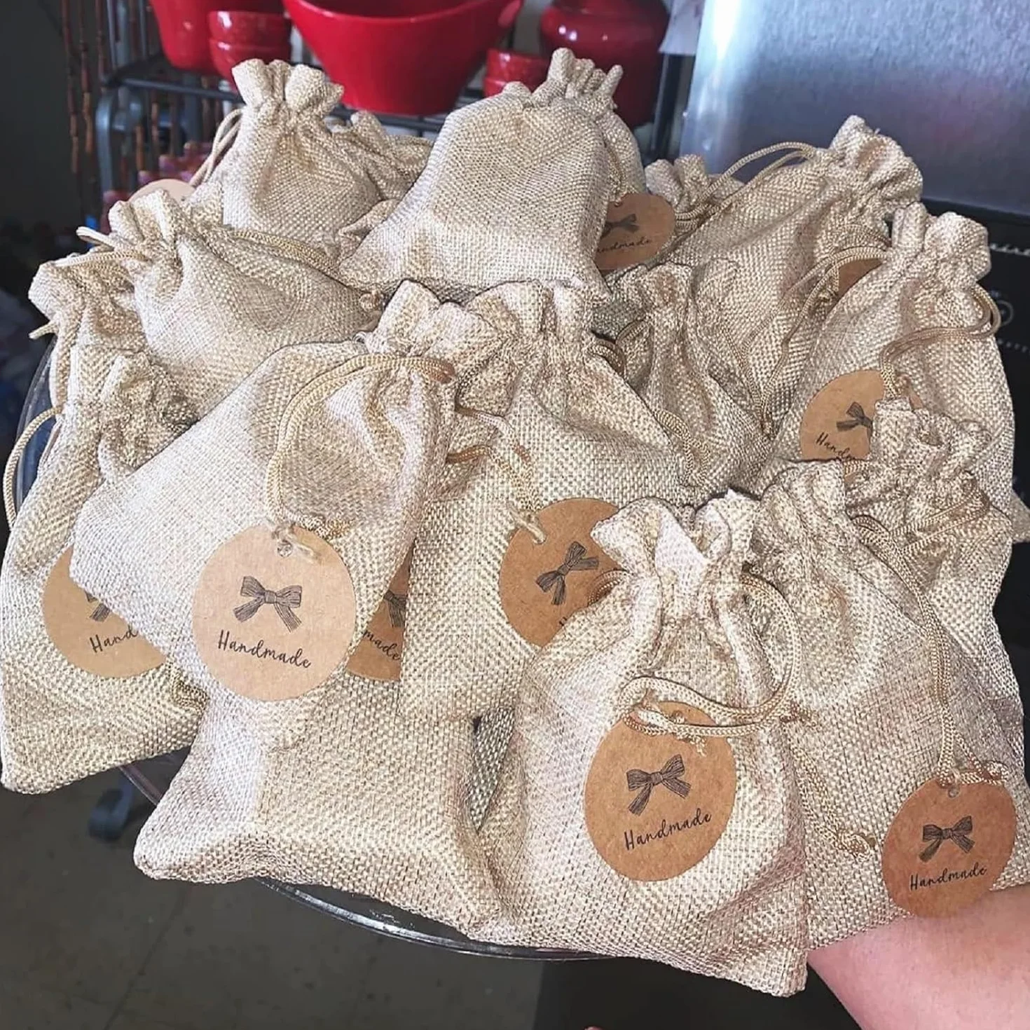 Sachets en Jute 24 Pcs Sacs Cadeau avec Cordon Réutilisables Pochette Tissu Lin Autocollants Cœur Étiquettes