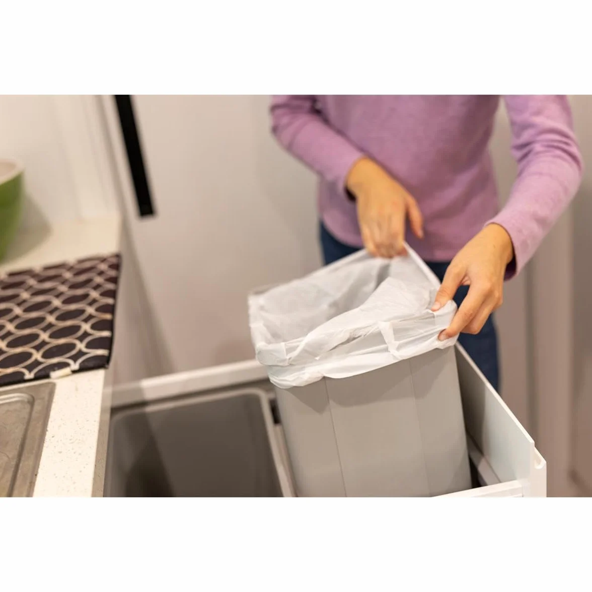 Lot de 300 sacs poubelle avec poignée de transport 25 litres - 30 sacs par rouleau - Résistants à la déchirure et aux liquides - Produit et emballage recyclables, Lot de 10