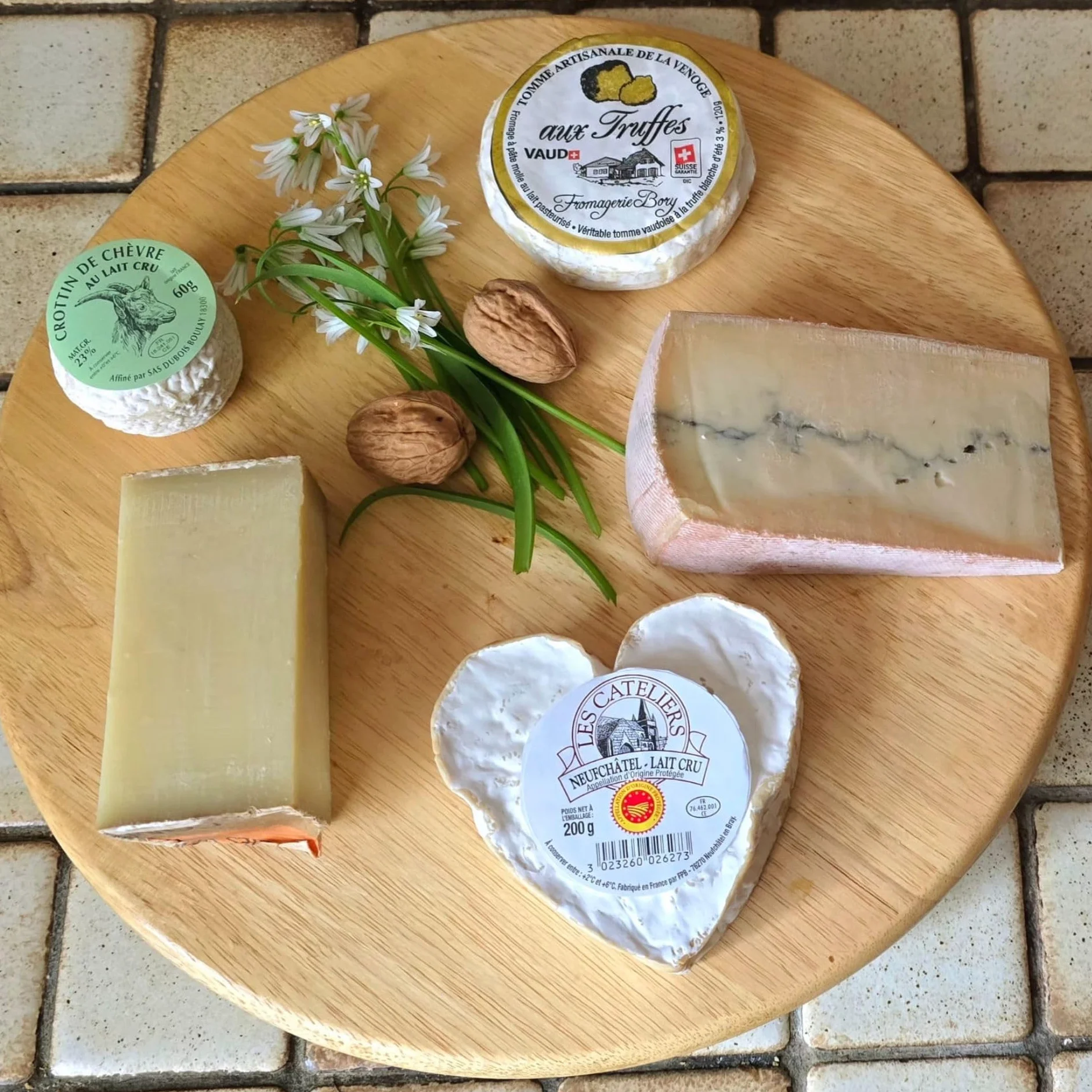 Plateau Signature – Crottin de Chèvre Pas de Loup 60g, Comté AOP Mamie Or 200g, Morbier AOP 250g, Cœur Neufchâtel AOP 200g, Tomme Fourrée aux Truffes Mifroma 120g – 830g – Sélection de Fromages França
