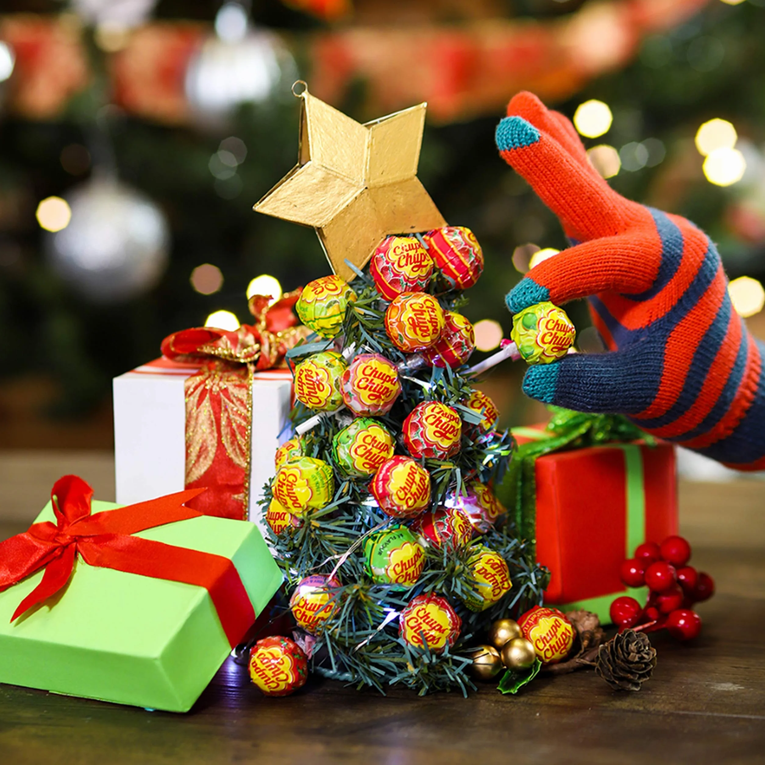 Chupa Chups - Calendrier de l'Avent pour Noël - Assortiment de 24 Confiseries - Sucettes et Chewing-Gums - Alternative au Calendrier de l'Avent Chocolat - Nouvelle Surprise Tous les Jours