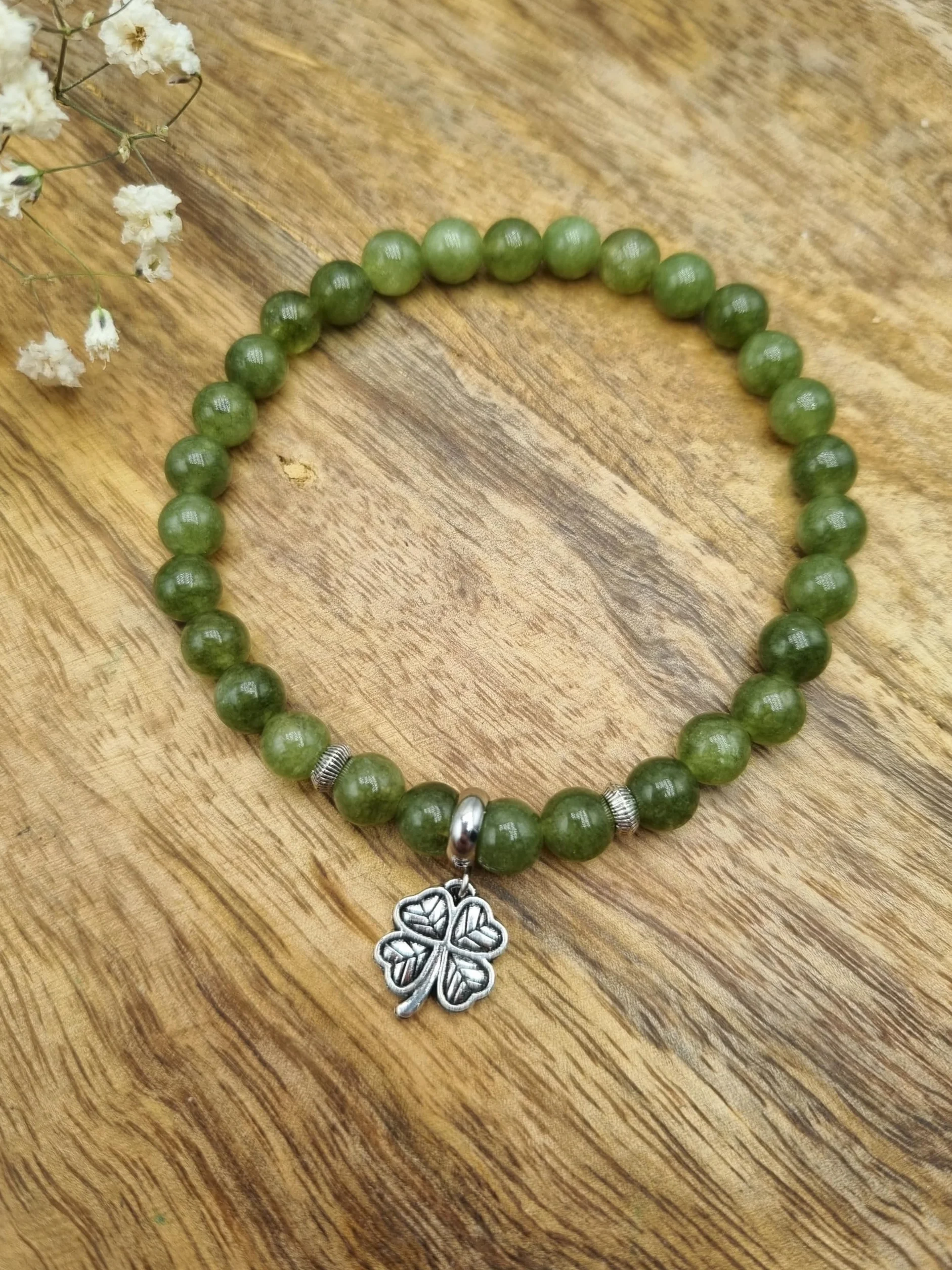 Bracelet Porte Chance Pierres Naturelles Jade Émeraude Qualité AAA Pendentif Trèfle à Quatre Feuilles Acier Inoxydable Argenté Perles Rondes 6 mm