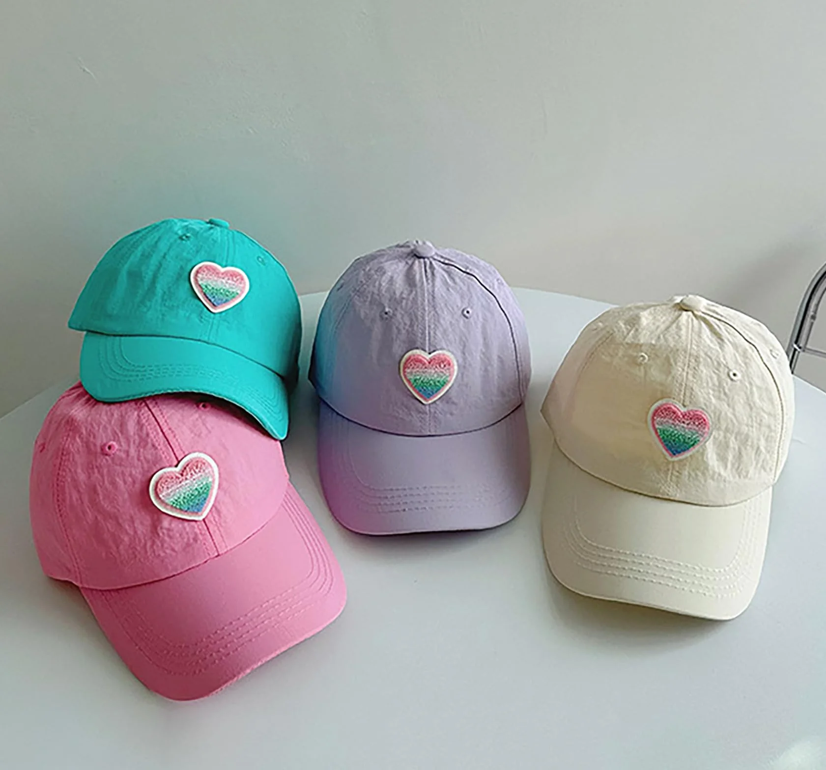Casquette de Base-Ball Fille Motif Cœur Coloré Visière Enfant 3-8 Ans Chapeau Soleil Léger Respirant Réglable