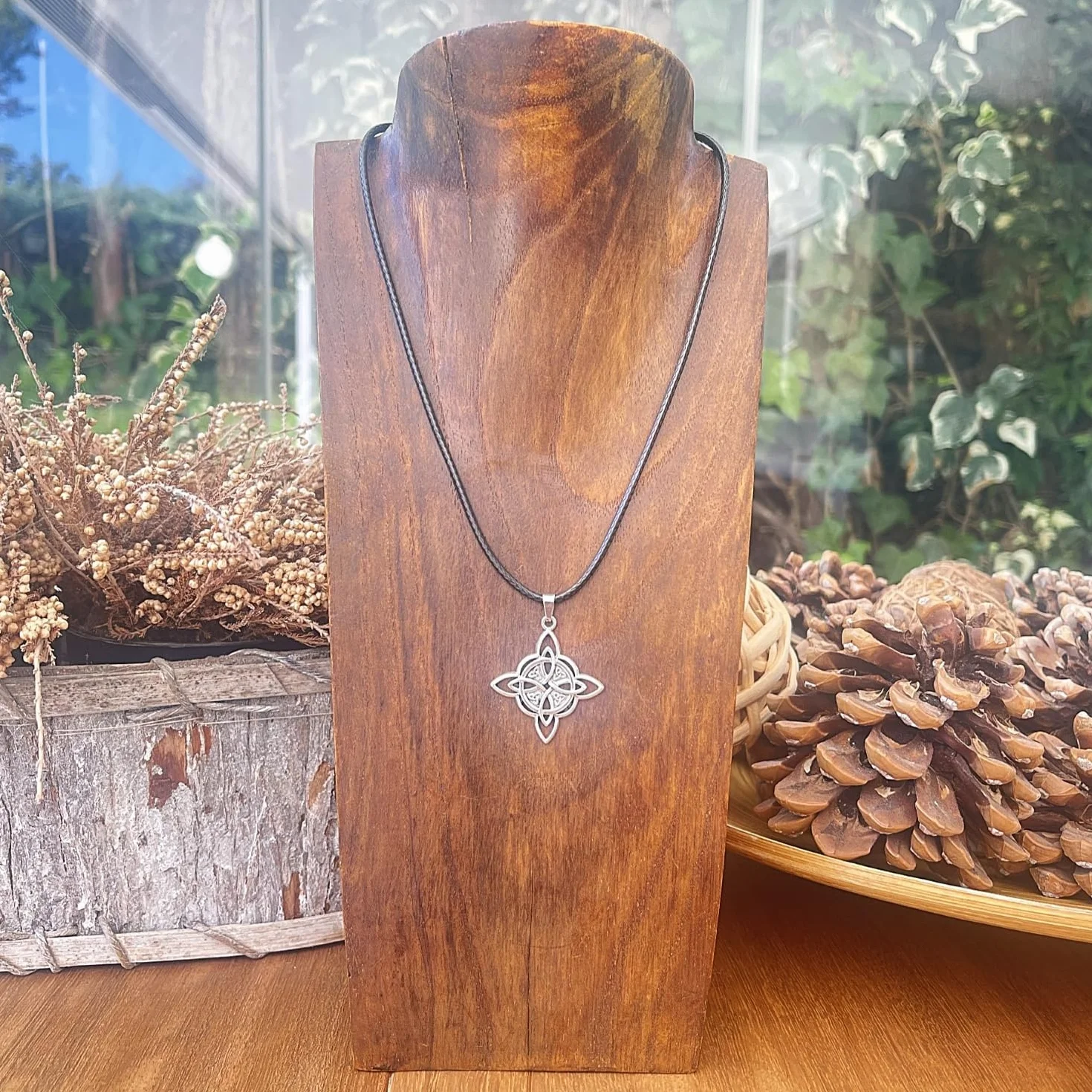 ASTER ALHELÍ Collier Celtique Pendentif Nœud de Sorcière Amulette de Protection Unisexe Gothique Bohème Cordon Noir