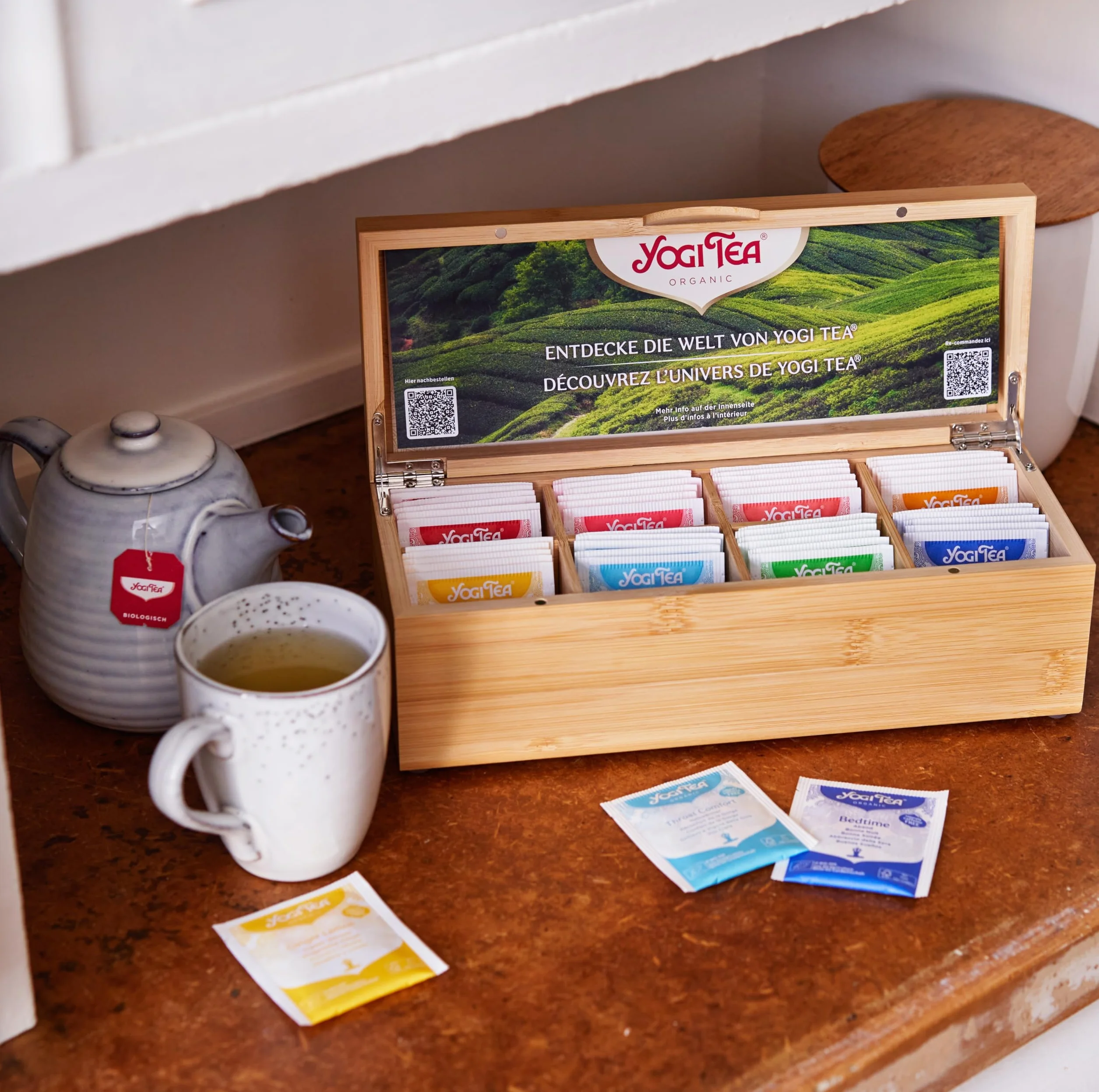 YOGI TEA - Boîte à thé en Bambou et Infusions bien-être, Coffret Cadeau Thés avec 8 sortes de thé sélectionnées, au total 48 Sachets de Thé (8x6), idéal pour la conservation