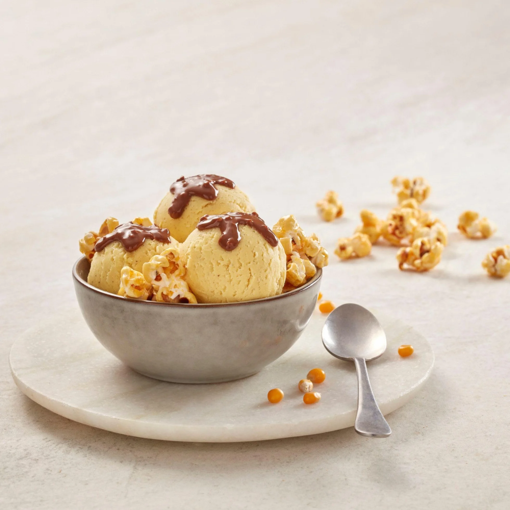 NESTLÉ DOCELLO Sauce Sensation Caramel Popcorn - Sauce Dessert au Caramel Saveur Popcorn - Avec Eclats de Maïs Grillé - Aide à la Pâtisserie, Topping, Nappage Gâteau, Coulis - Bouteille Squeeze - 750g