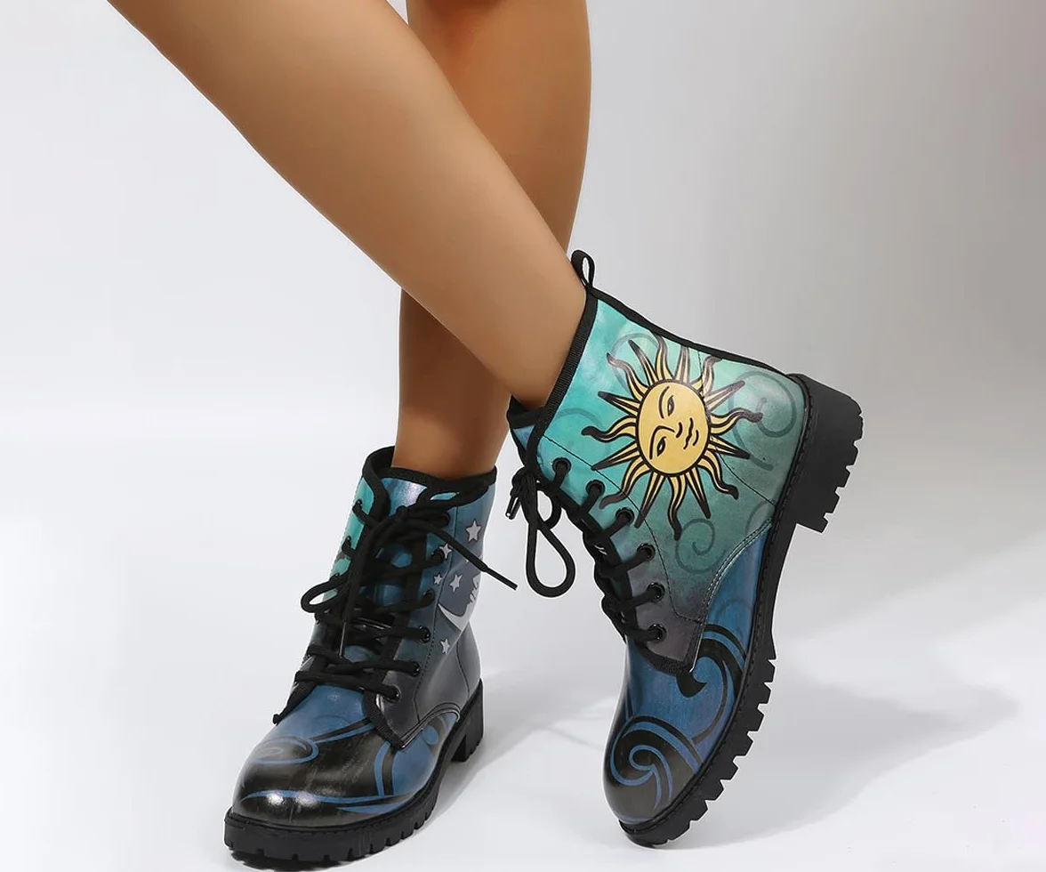 Ulalaza Bottes pour Femmes Bout Rond Talons Bloc Bottines Plateforme Gothique À Lacets Punk Bottes de Combat en Cuir Imprimé Multicolore