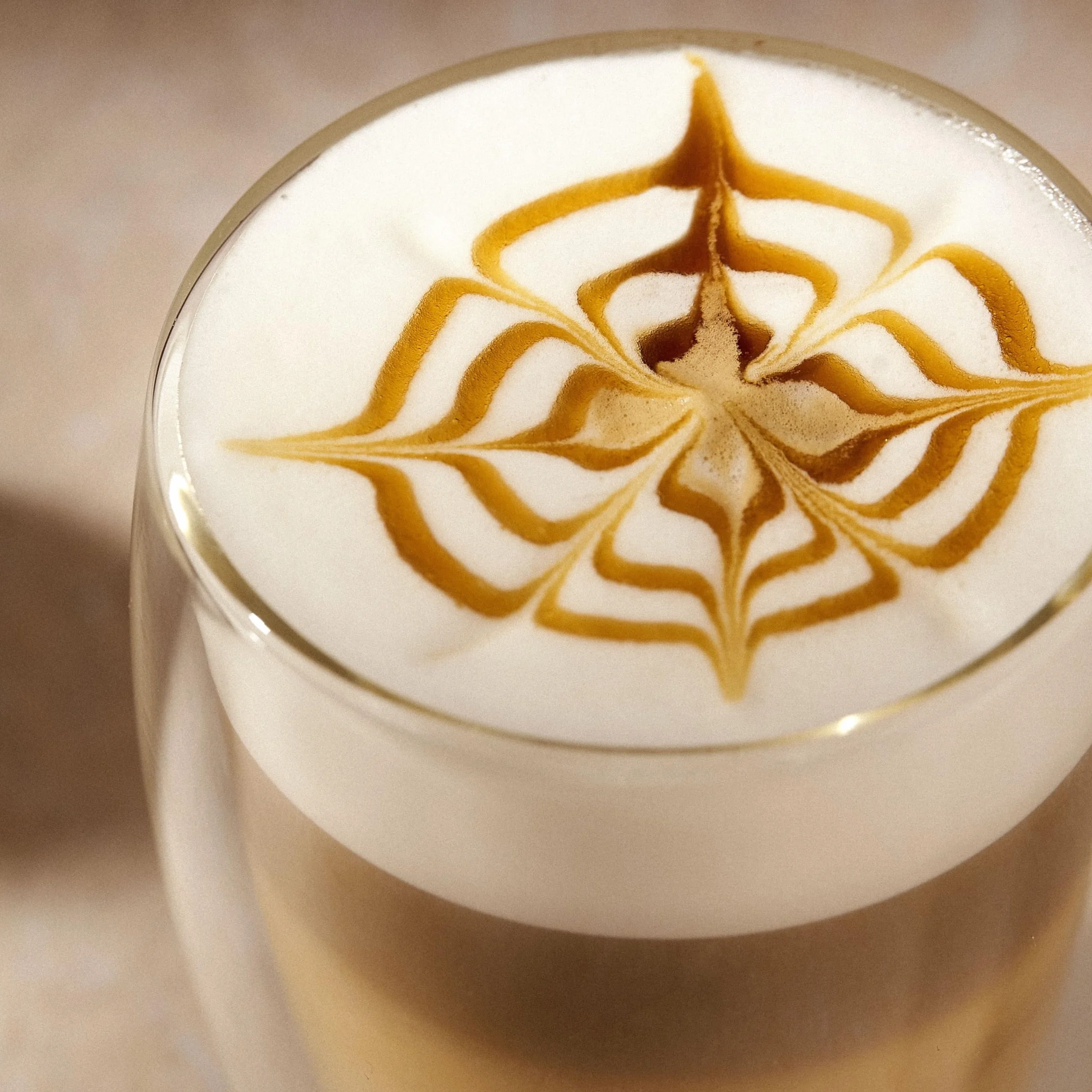MONIN - Coffret Sirop MONIN Pour Café Saveurs Noisette/Caramel/Chocolat Cookie - Pour Café, Chocolat Chaud, Capuccino ou Latte - Arômes Naturels - Bouteille en Verre - 3 x 25 cl