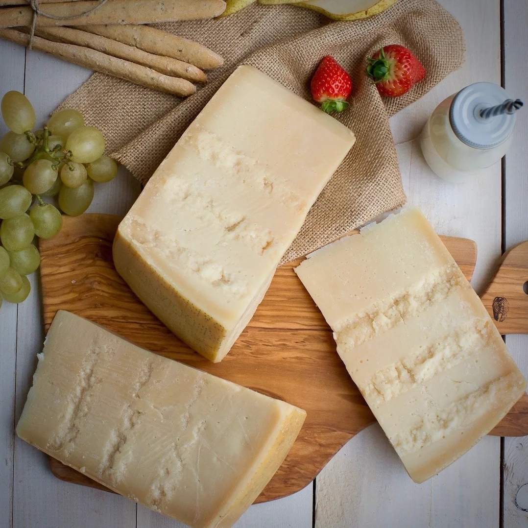 Parmigiano Reggiano AOP 18 mois minimum de maturation - Made in Italy - EMILIA FOOD LOVE - Selected with Love in Italy - Parmigiano Reggiano DOP 18 Mesi Selezionato (600)