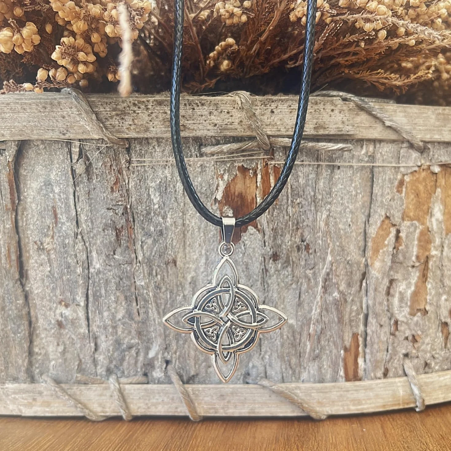 ASTER ALHELÍ Collier Celtique Pendentif Nœud de Sorcière Amulette de Protection Unisexe Gothique Bohème Cordon Noir