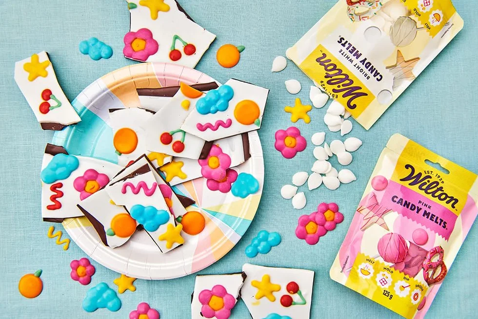 Wilton - Candy Melts Blanc Brillant: Bonbons fondants au Goût de Sucré et crémeux pour Mouler, Tremper et Décorer - Optimal pour Cake Pops, Bonbons, Gâteaux et Enrobage de Friandises - 125 g