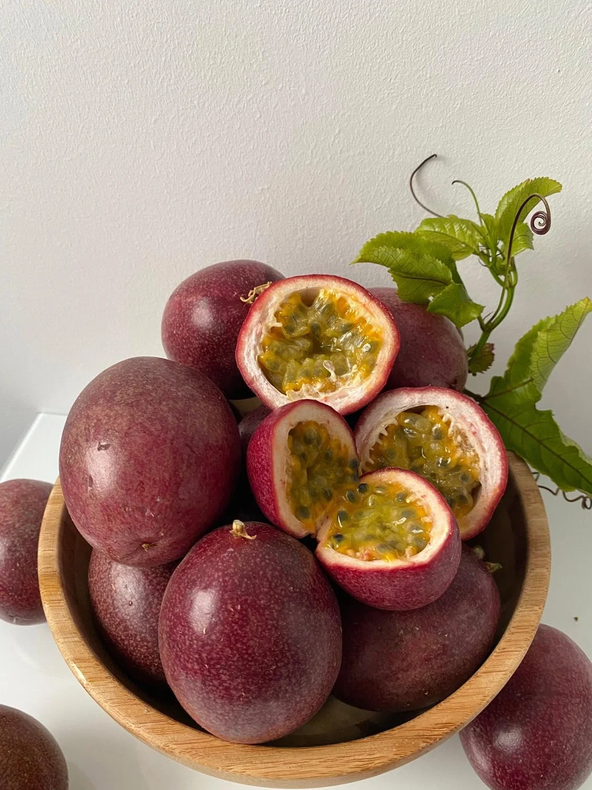 Vitalem – Boîte de maracuja 1,5 kg | Fruit de la passion | Fruit frais tropical de saison | 100% naturel et durable | Culture locale (Málaga) | Passion fruit idéal pour smoothies, milk-shakes et yaou