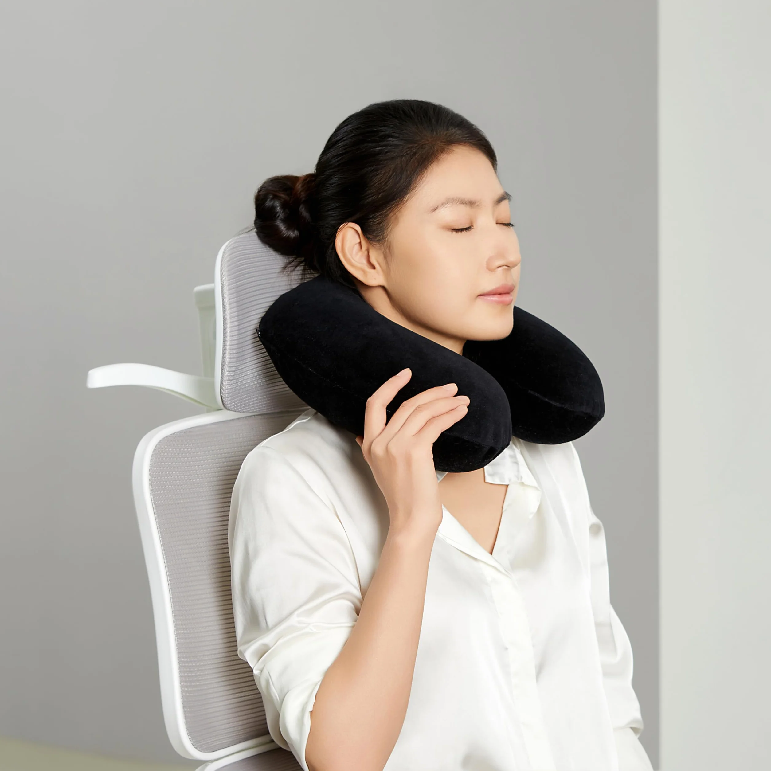 Amazon Basics Semi-circulaire Coussin tour de cou en mousse à mémoire de forme, Noir