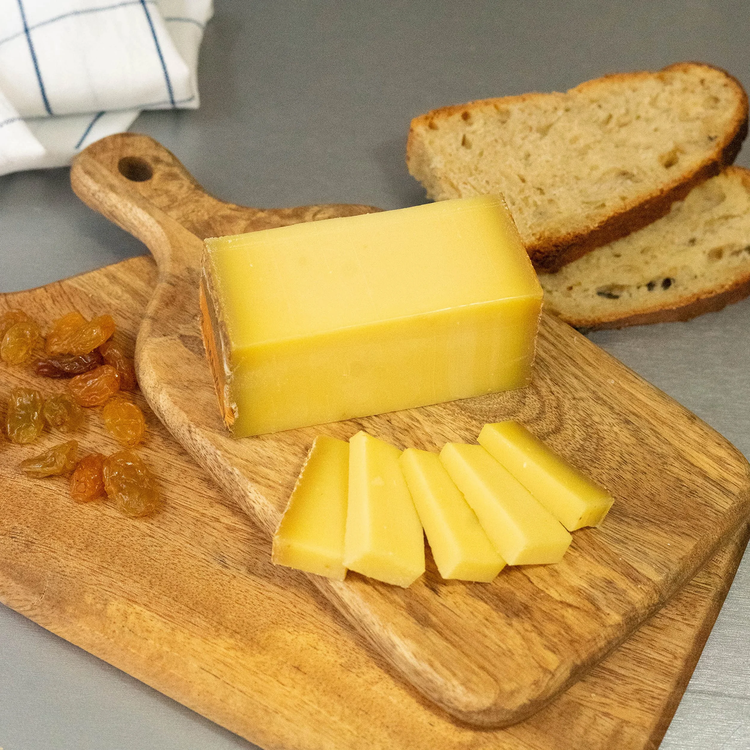 Plateau Signature – Crottin de Chèvre Pas de Loup 60g, Comté AOP Mamie Or 200g, Morbier AOP 250g, Cœur Neufchâtel AOP 200g, Tomme Fourrée aux Truffes Mifroma 120g – 830g – Sélection de Fromages França