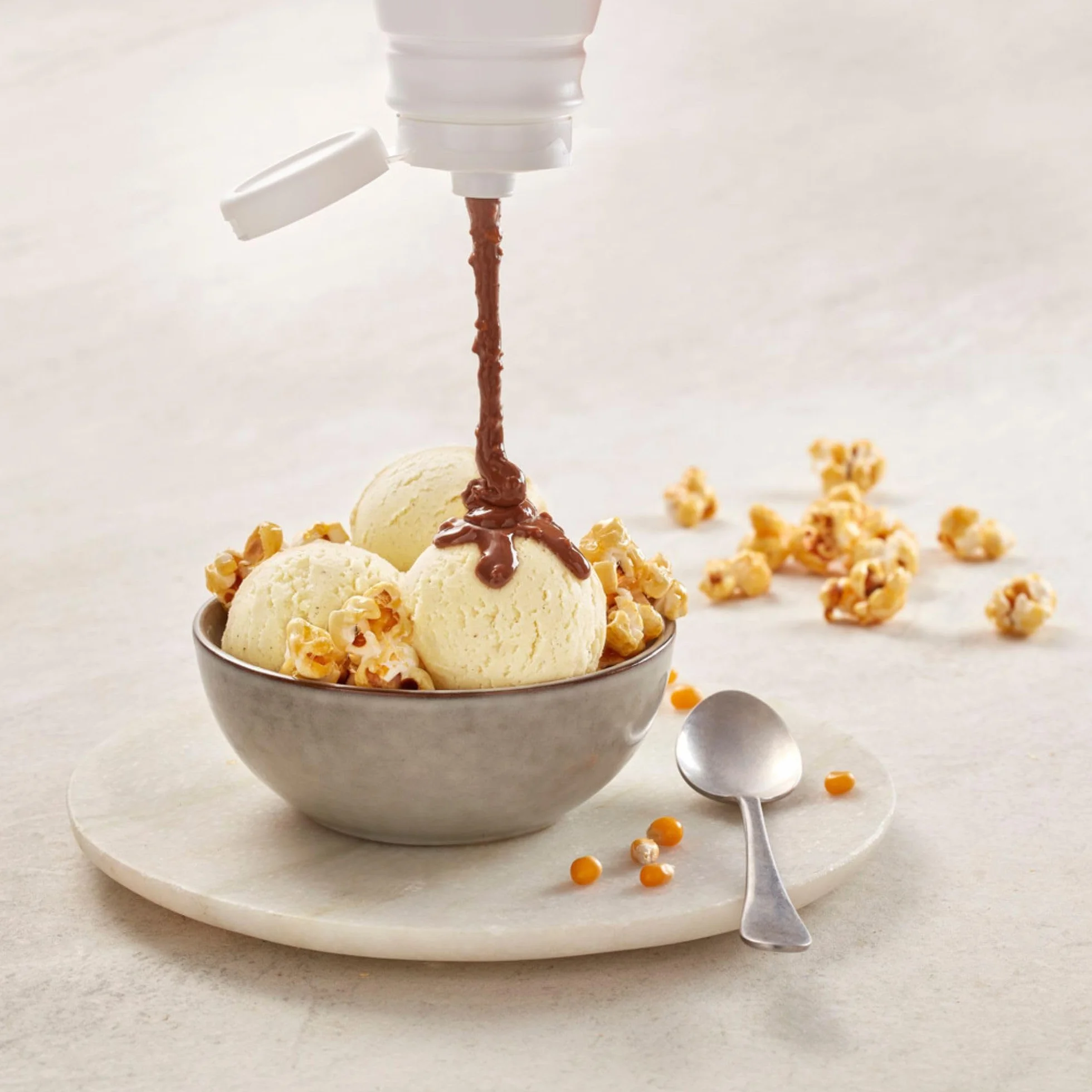 NESTLÉ DOCELLO Sauce Sensation Caramel Popcorn - Sauce Dessert au Caramel Saveur Popcorn - Avec Eclats de Maïs Grillé - Aide à la Pâtisserie, Topping, Nappage Gâteau, Coulis - Bouteille Squeeze - 750g