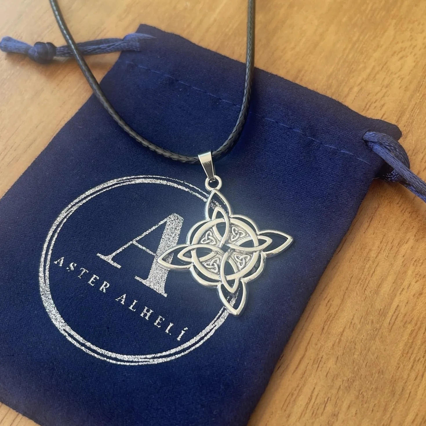 ASTER ALHELÍ Collier Celtique Pendentif Nœud de Sorcière Amulette de Protection Unisexe Gothique Bohème Cordon Noir