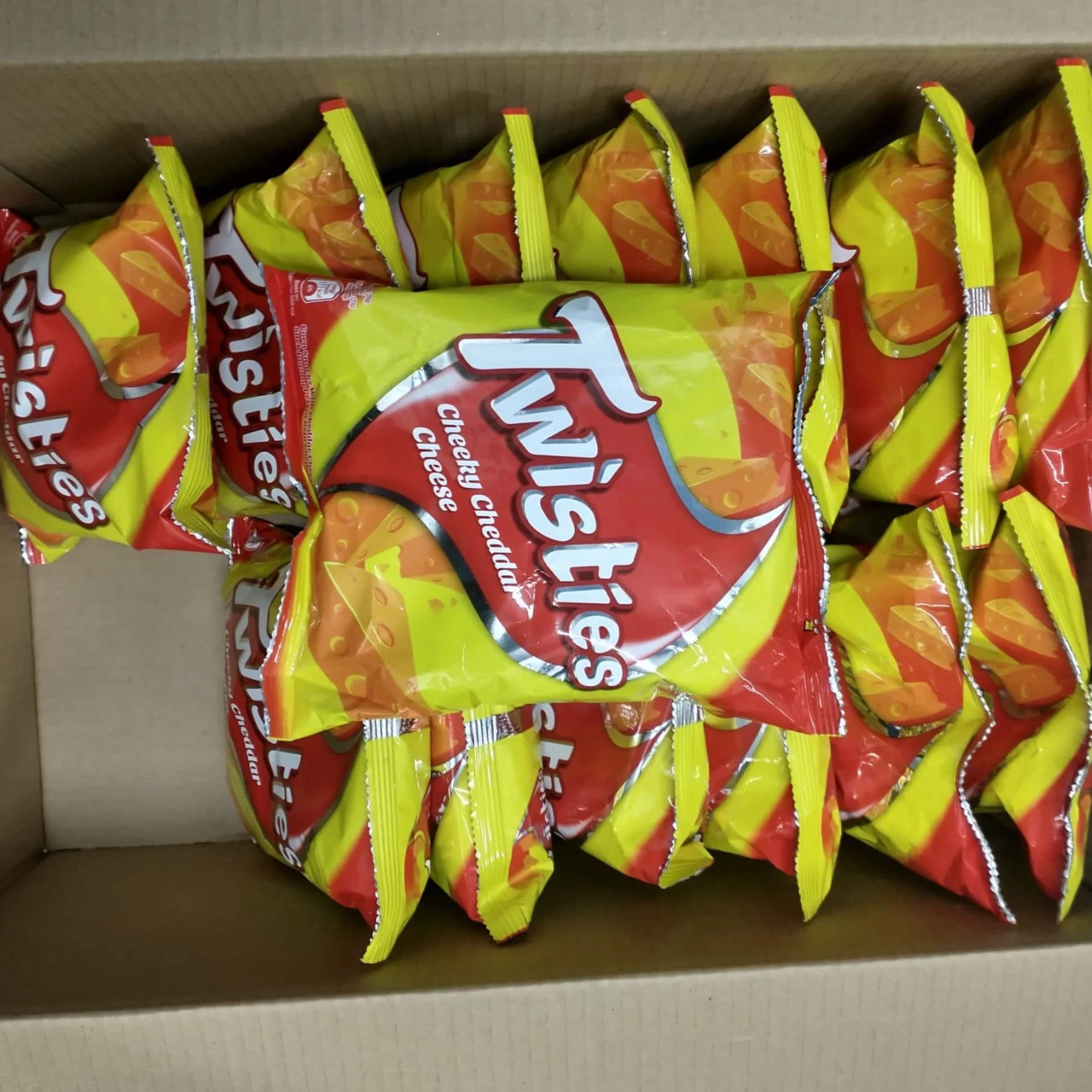 Twisties Cheeky Cheddar Cheese 60 g chacun 14 paquets, Halal, Exp 12 août 2026