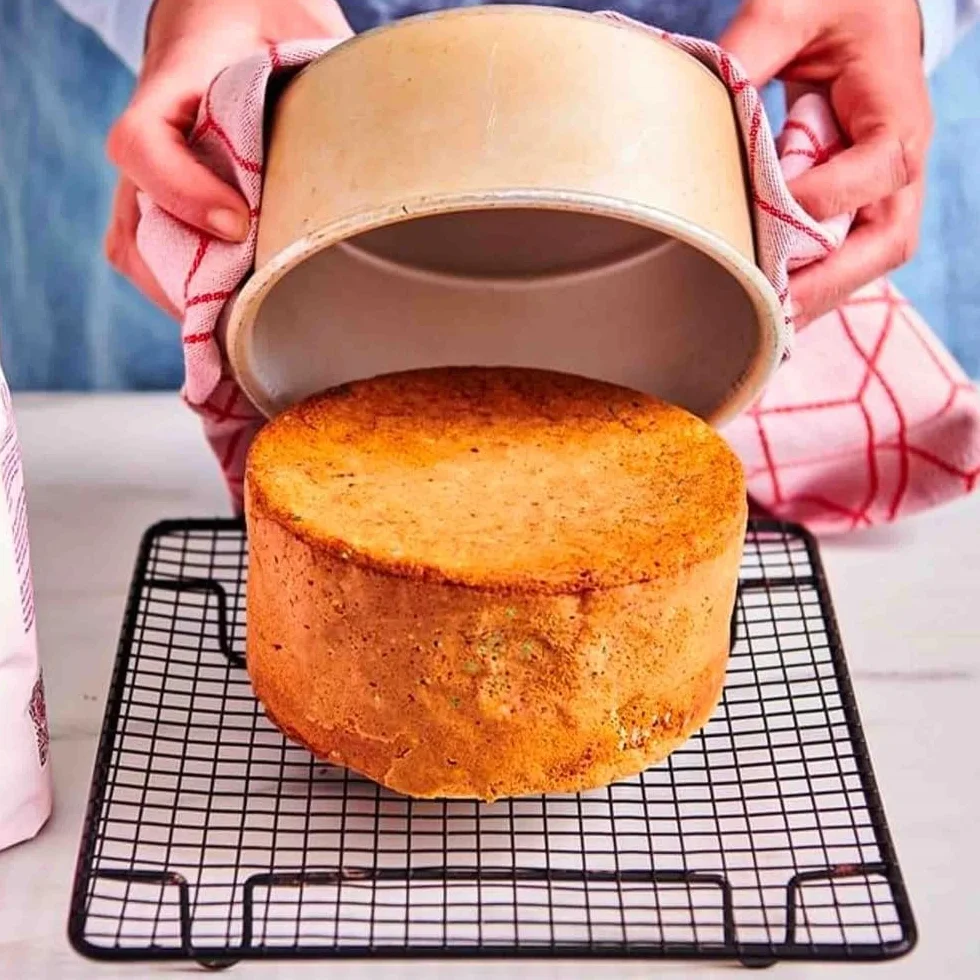 FunCakes Mix pour Génoise Deluxe, Facile à utiliser, Génoise merveilleusement légère, Parfaite pour la décoration de gâteau, Qualité pâtissière, Base de gâteau, 1 kg